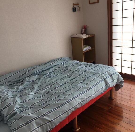 标准单人间, Kami House