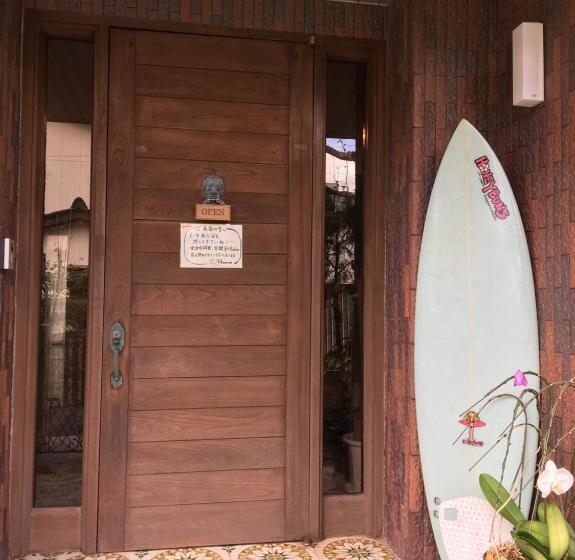 标准单人间, Kami House