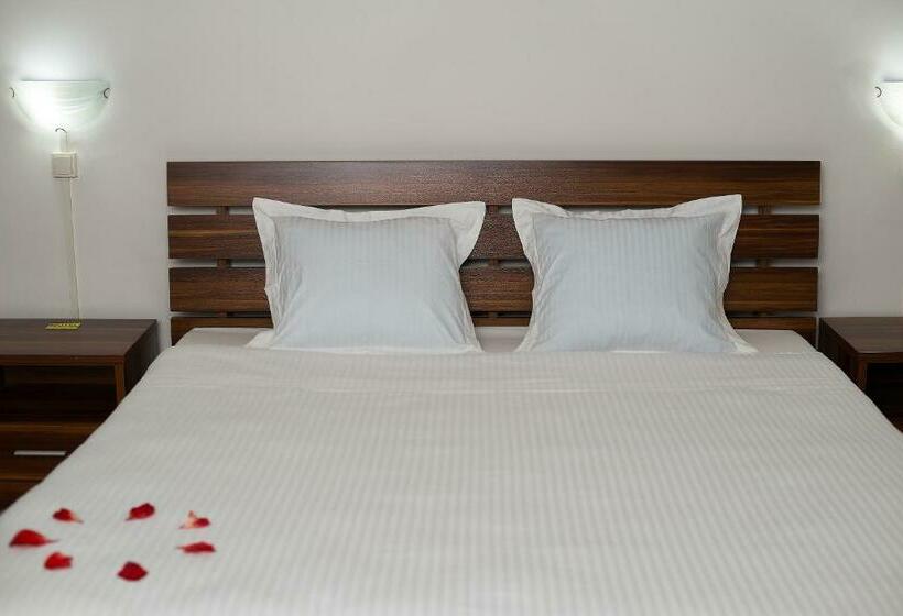 اتاق اکونومی, Le Pousse Pousse