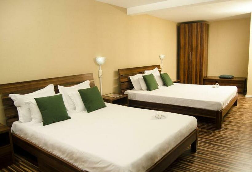 اتاق خانوادگی, Le Pousse Pousse