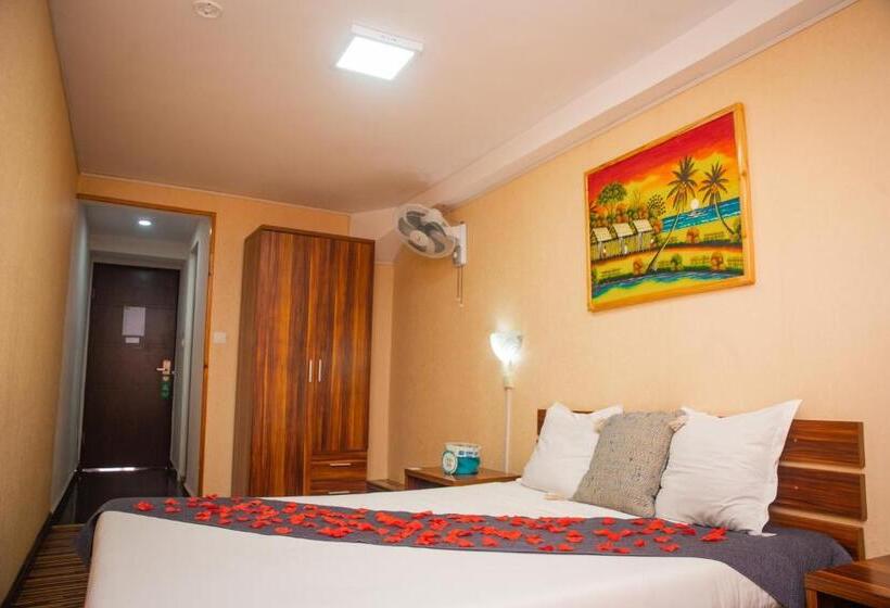 اتاق اکونومی, Le Pousse Pousse