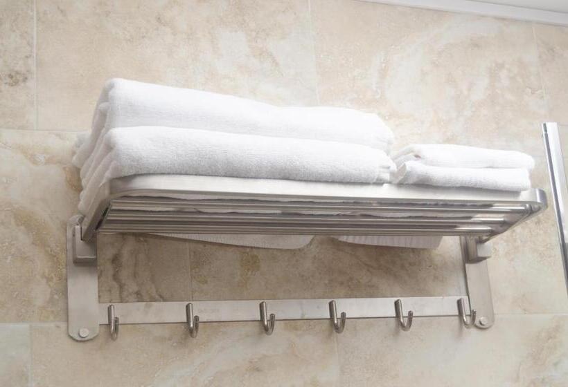 اتاق اکونومی, Le Pousse Pousse