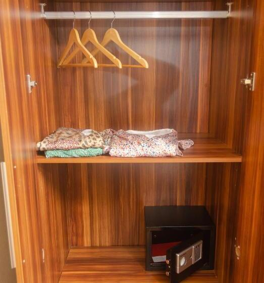 اتاق اکونومی, Le Pousse Pousse