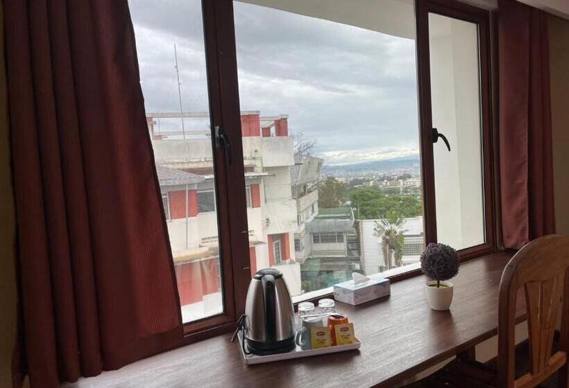 اتاق لوکس, Le Pousse Pousse