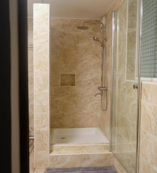 اتاق لوکس, Le Pousse Pousse