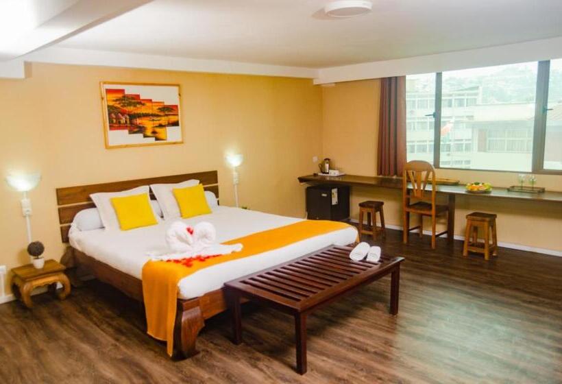 اتاق لوکس, Le Pousse Pousse