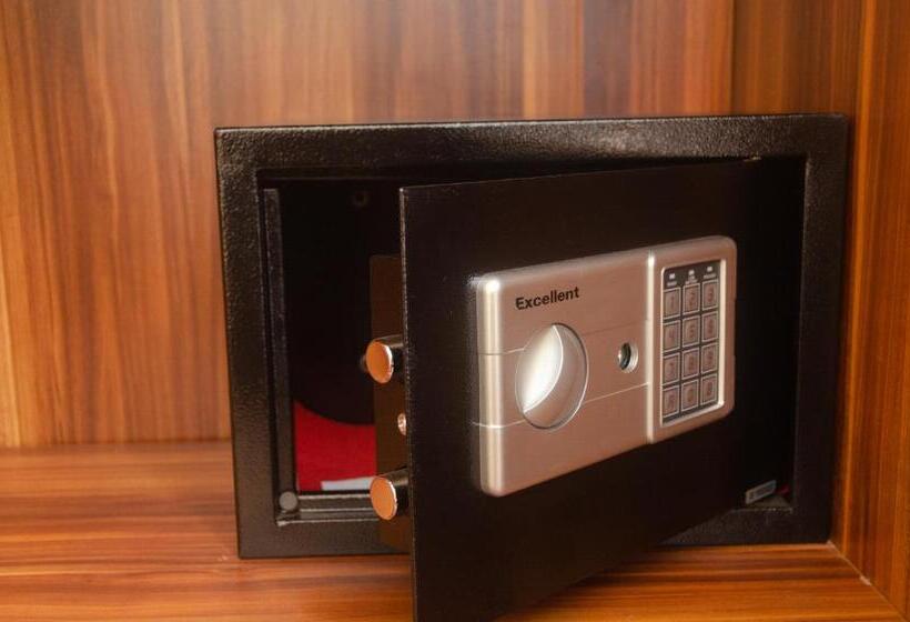 اتاق خانوادگی, Le Pousse Pousse