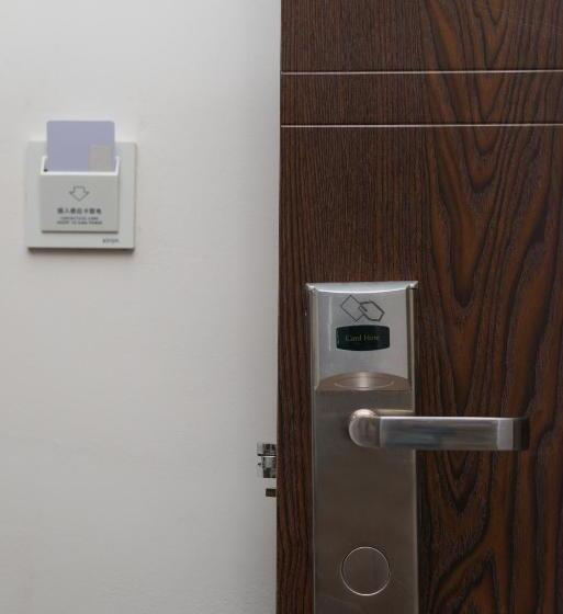 اتاق خانوادگی, Le Pousse Pousse