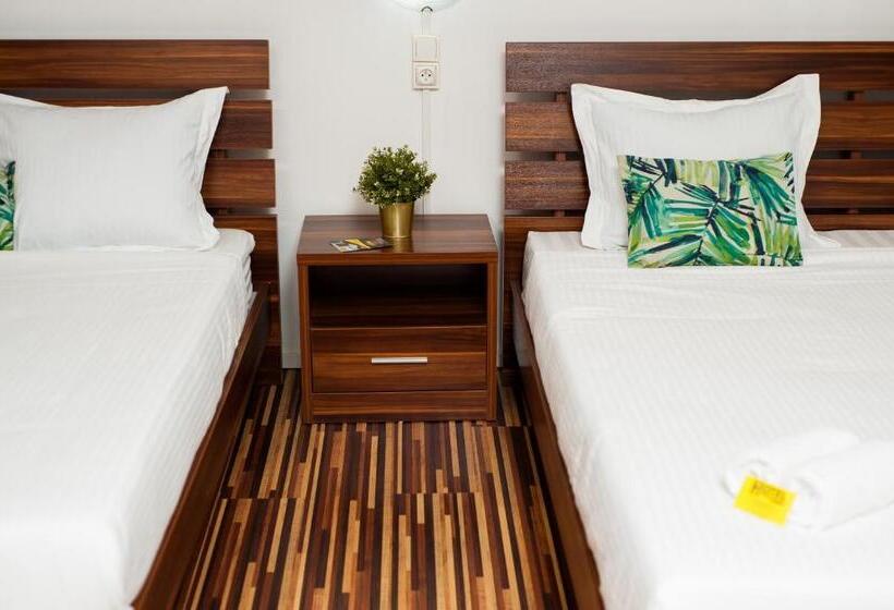 اتاق خانوادگی, Le Pousse Pousse