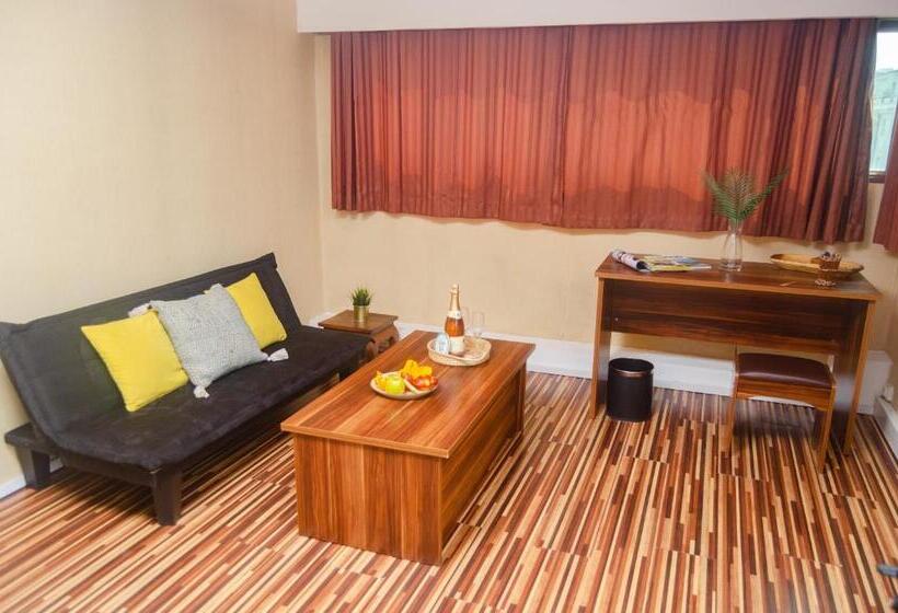 اتاق خانوادگی, Le Pousse Pousse