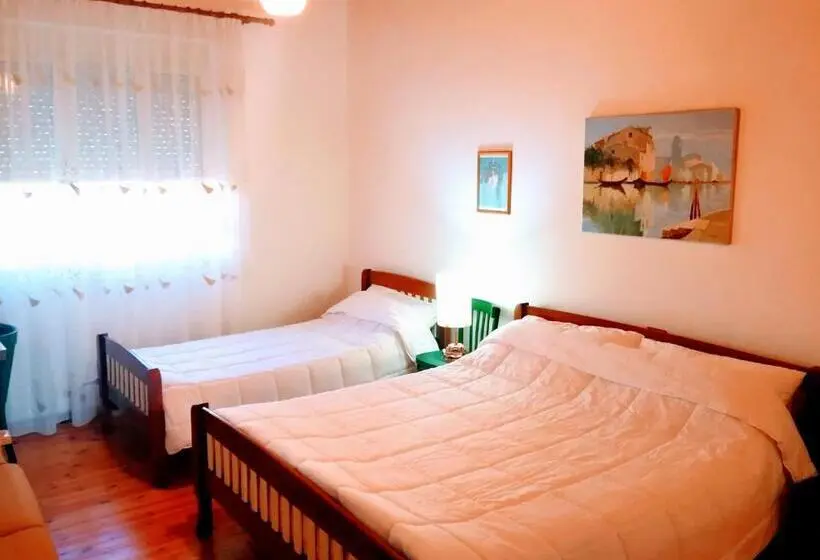 اتاق استاندارد سه تخته با چشم‌انداز, Castlehouse