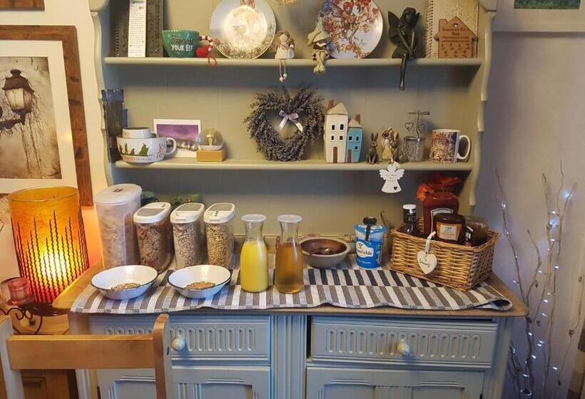 جناح غرفتين نوم, Yr Hen Farcdy