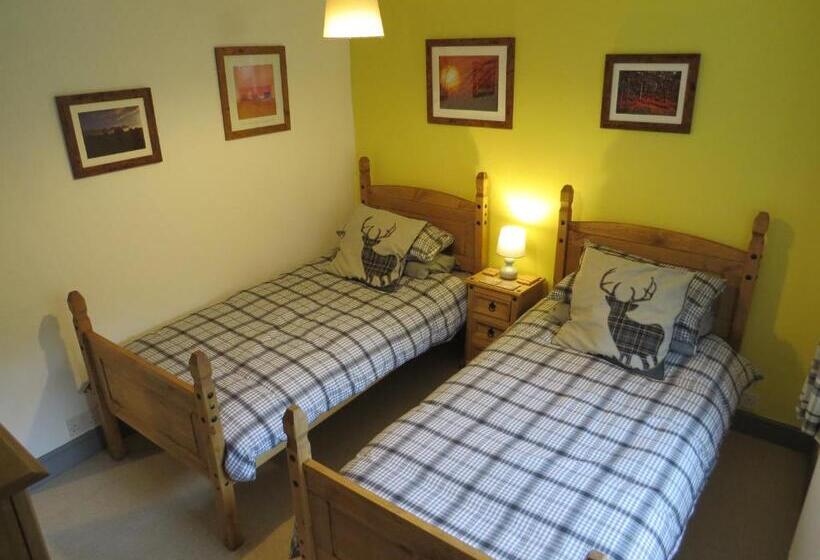 جناح غرفتين نوم, Yr Hen Farcdy