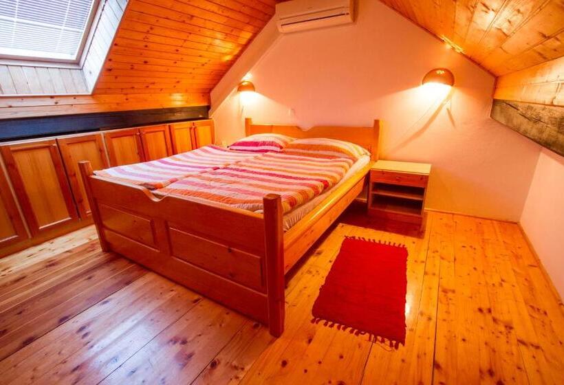 استودیو خانوادگی, Tourist Farm Pri Martinovih