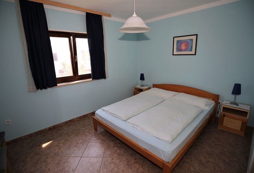 شقة غرفتين نوم إطلالة جانبية على البحر, House Coki