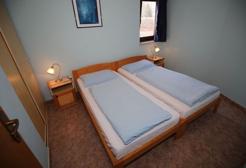 شقة غرفتين نوم إطلالة جانبية على البحر, House Coki