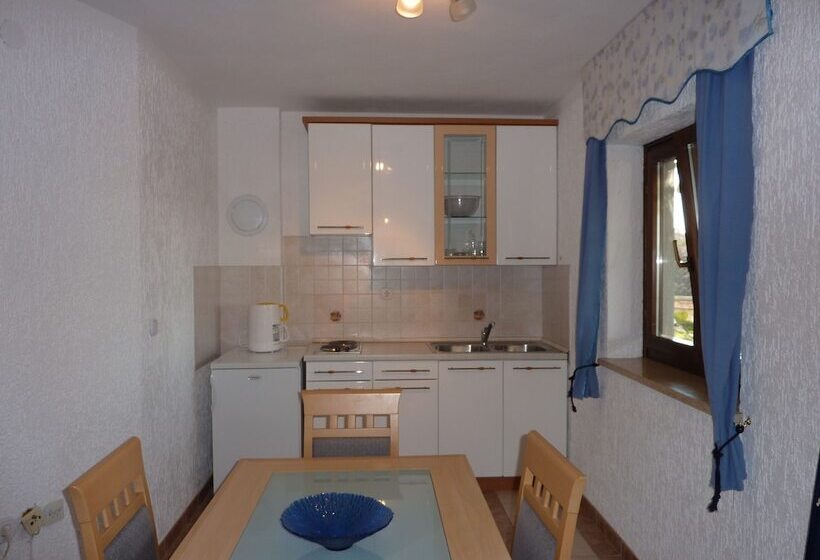 شقة غرفتين نوم إطلالة جانبية على البحر, House Coki