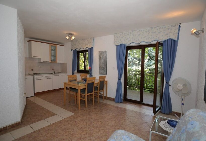 شقة غرفتين نوم إطلالة جانبية على البحر, House Coki