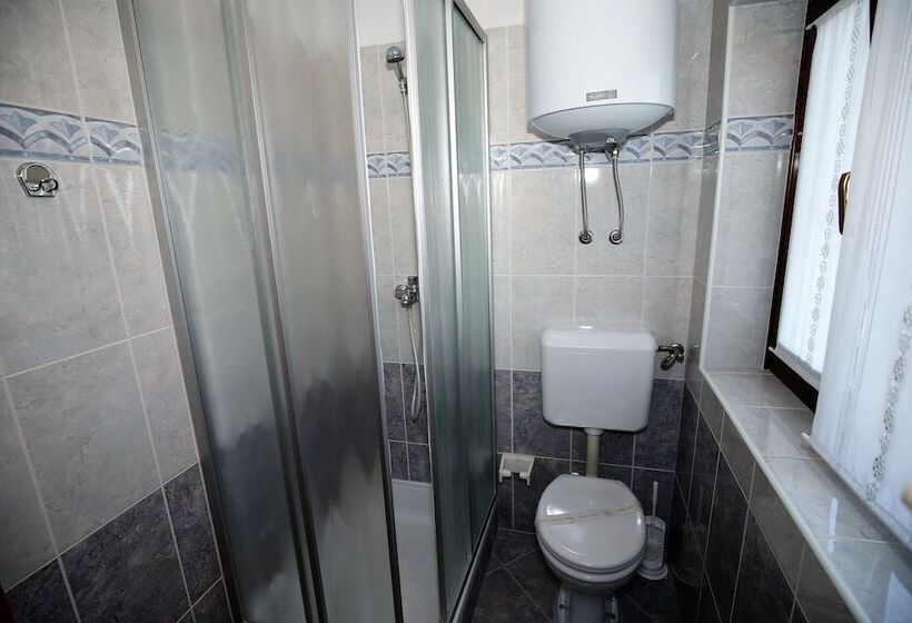 شقة غرفتين نوم إطلالة جانبية على البحر, House Coki