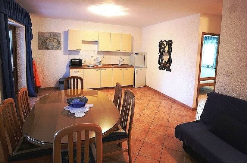 شقة غرفتين نوم مطلة على الحديقة, House Coki