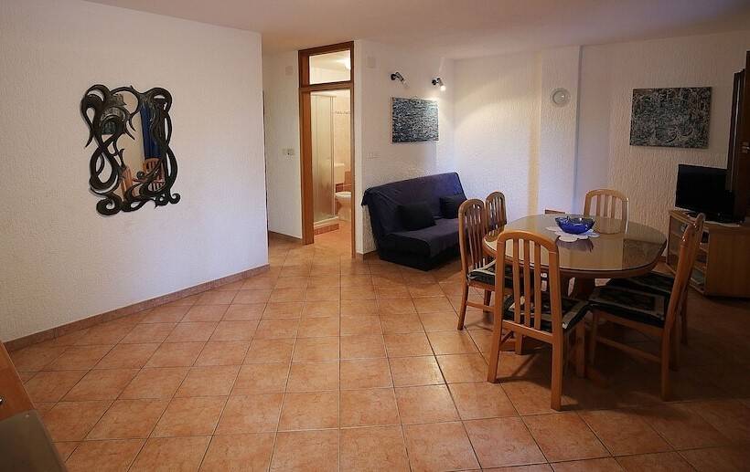 شقة غرفتين نوم مطلة على الحديقة, House Coki