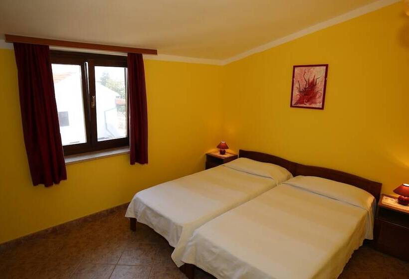 شقة غرفتين مطلة على البحر, House Coki