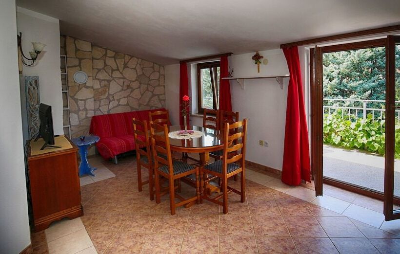 شقة غرفتين مطلة على البحر, House Coki