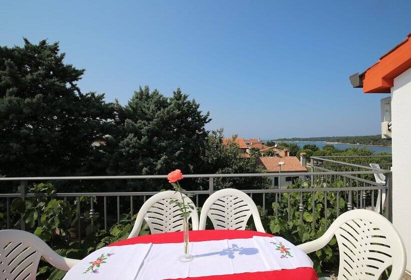 شقة غرفتين مطلة على البحر, House Coki