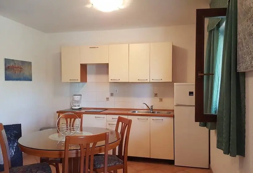 Huoneisto 1 Makuuhuone Puutarhanäkymä, House Coki