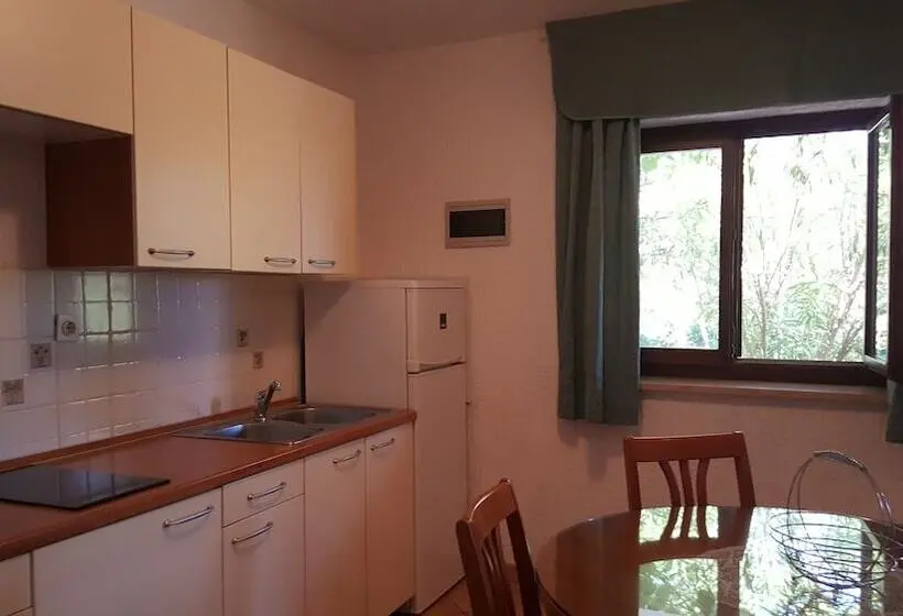 Huoneisto 1 Makuuhuone Puutarhanäkymä, House Coki