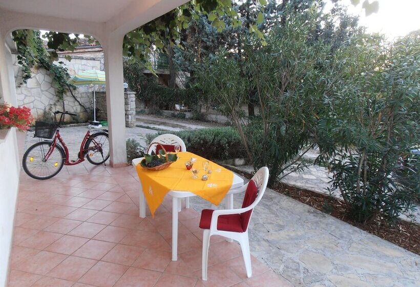 شقة غرفة واحدة مطلة على الحديقة, House Coki