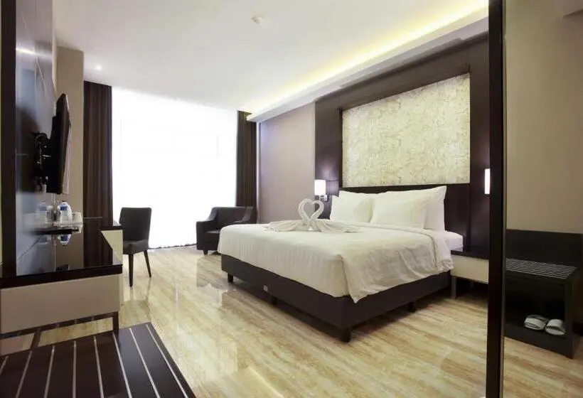 キングサイズベッドのデラックスルーム, Grand Karlita Hotel Purwokerto