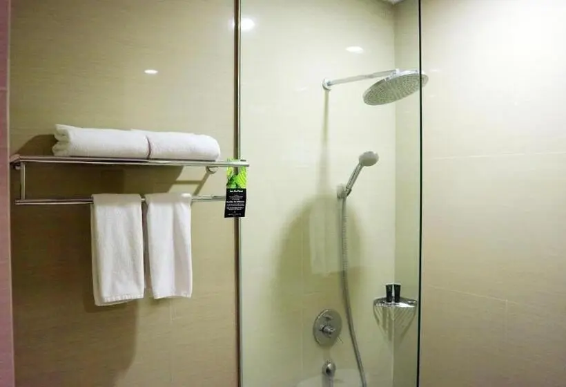 キングサイズベッドのデラックスルーム, Grand Karlita Hotel Purwokerto