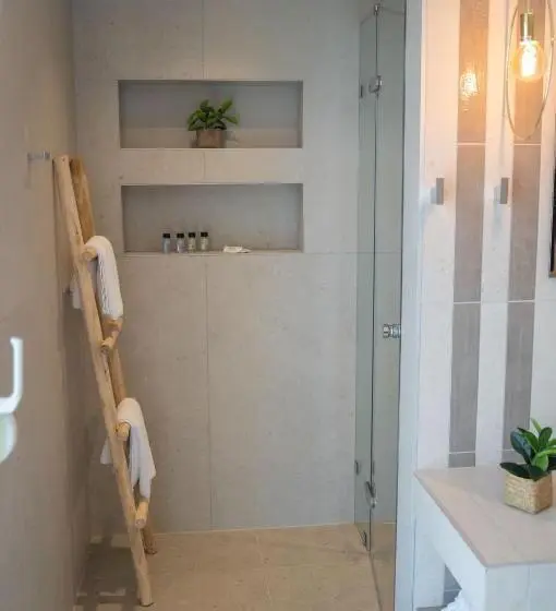 اتاق لوکس با چشم‌انداز دریاچه, Paralimnio Suites