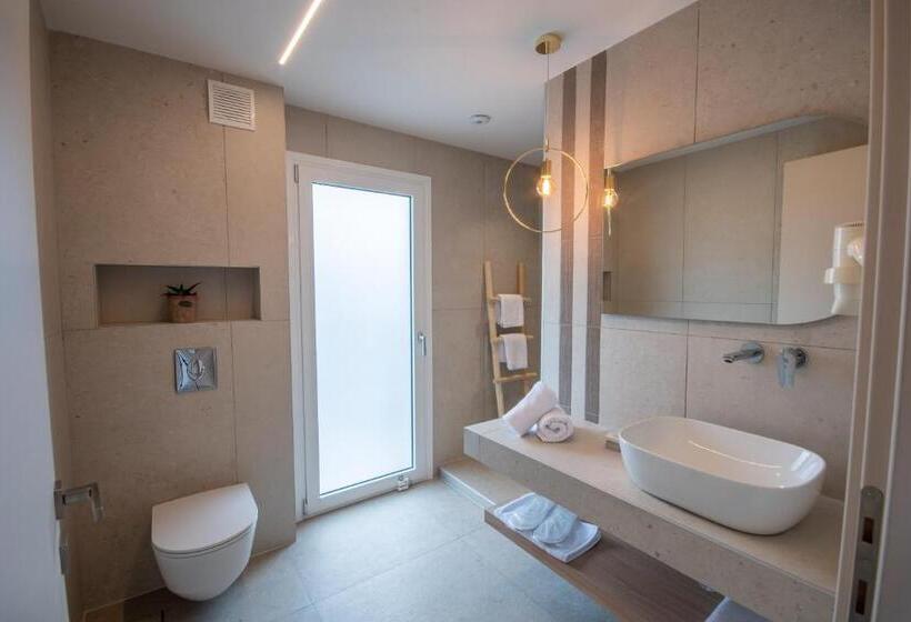 豪华湖景房, Paralimnio Suites