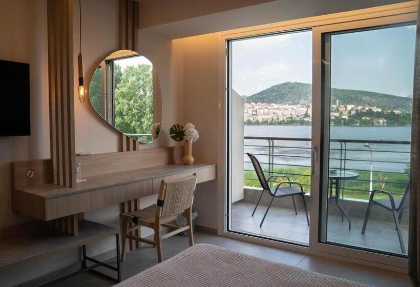اتاق لوکس با چشم‌انداز دریاچه, Paralimnio Suites