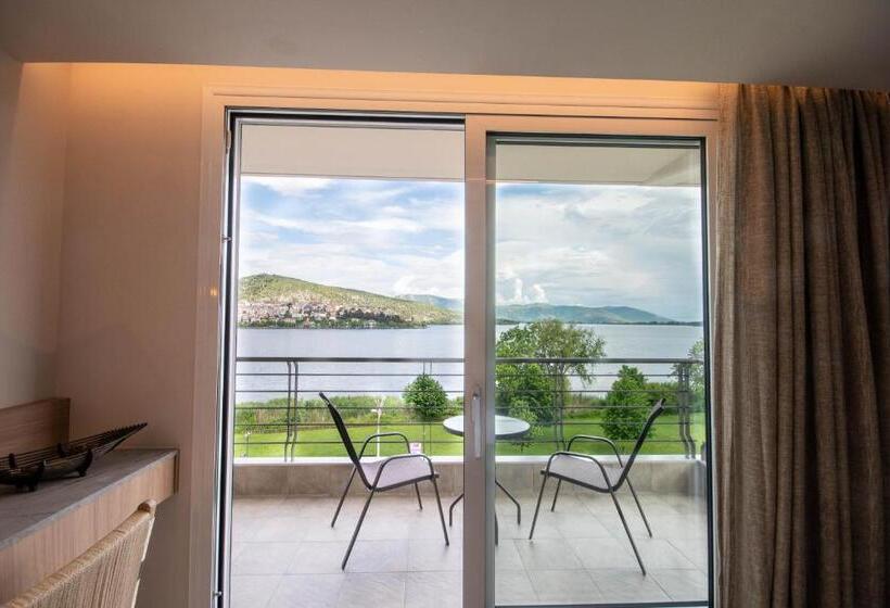 豪华湖景房, Paralimnio Suites