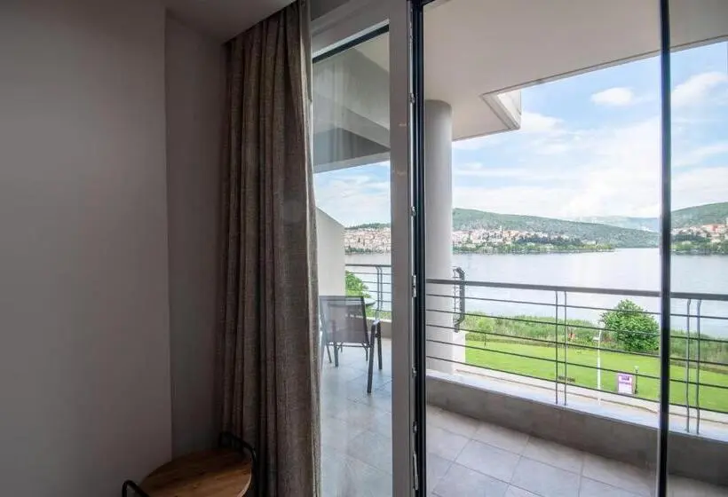 اتاق استاندارد با چشم‌انداز دریاچه, Paralimnio Suites