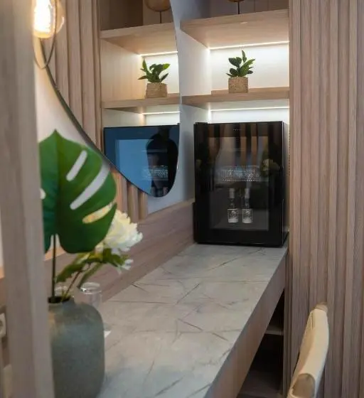 اتاق استاندارد با چشم‌انداز دریاچه, Paralimnio Suites