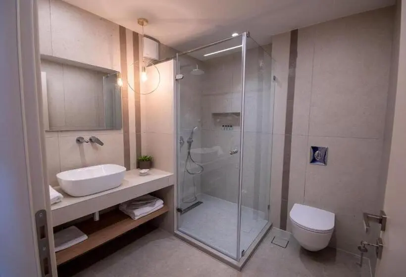 سوییت جونیور, Paralimnio Suites