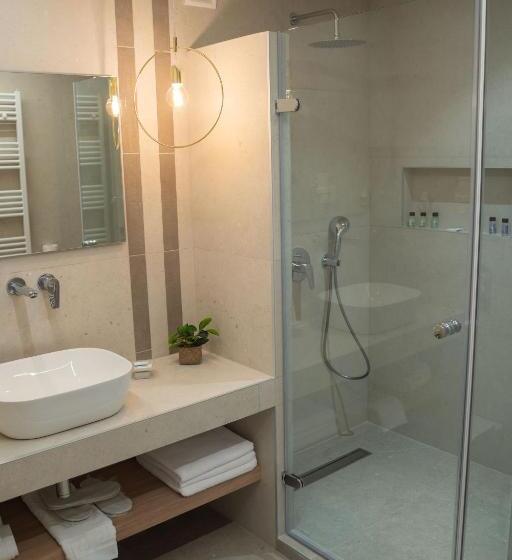 小型套房, Paralimnio Suites