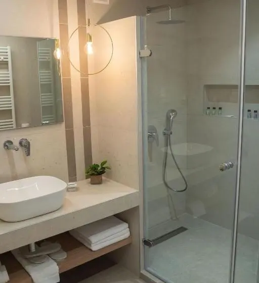 سوییت جونیور, Paralimnio Suites