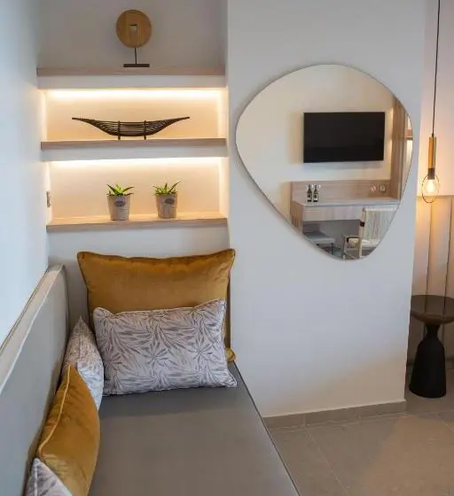 سوییت جونیور, Paralimnio Suites