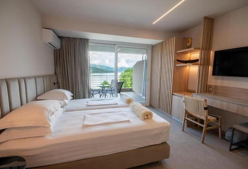 小型套房, Paralimnio Suites