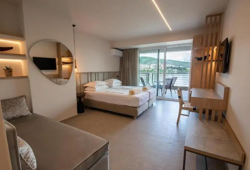 سوییت جونیور, Paralimnio Suites