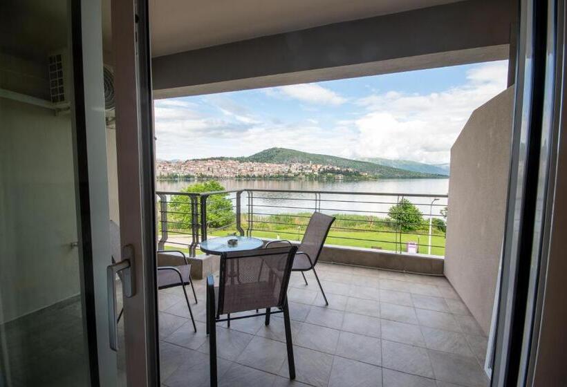 小型套房, Paralimnio Suites