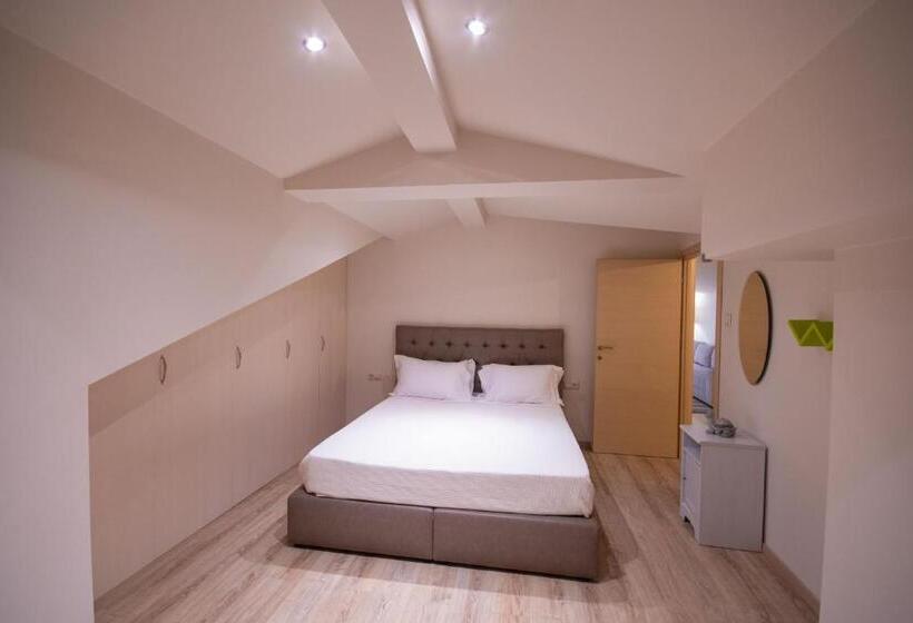 标准间, Paralimnio Suites