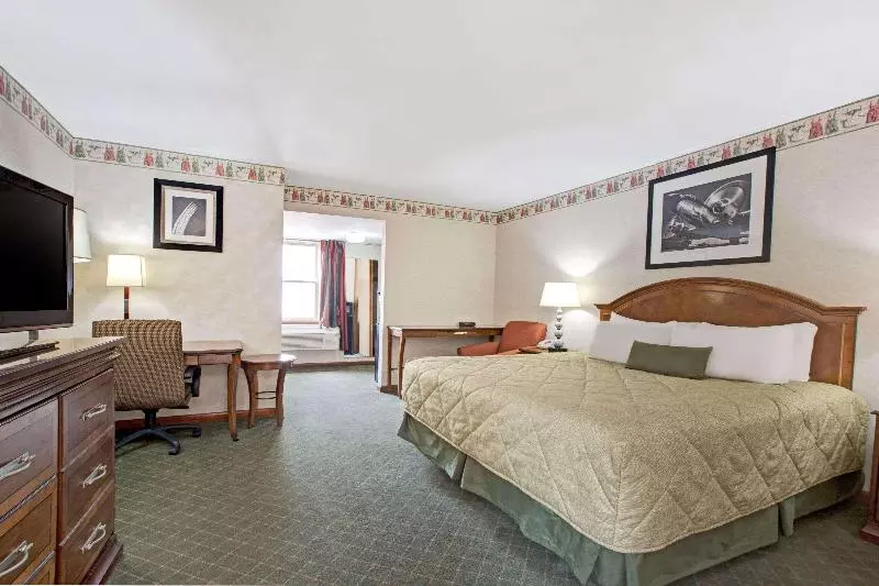 キングサイズベッドのスタンダードルーム, Ramada By Wyndham Flemington