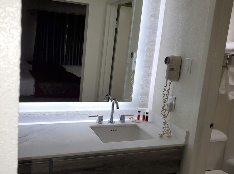 스위트 킹사이즈 침대, Ramada By Wyndham North Platte