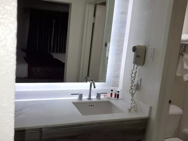 سوئیت با تخت بزرگ, Ramada By Wyndham North Platte